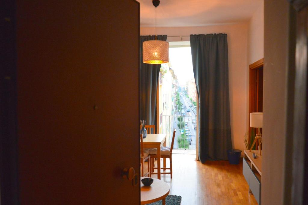 eine Küche und ein Esszimmer mit einem Tisch und einem Fenster in der Unterkunft Dimora Paternò in Caserta