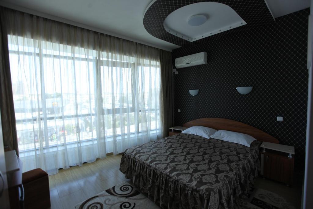 マンガリアにあるMotel Nordianaのベッドルーム1室(ベッド1台、大きな窓付)