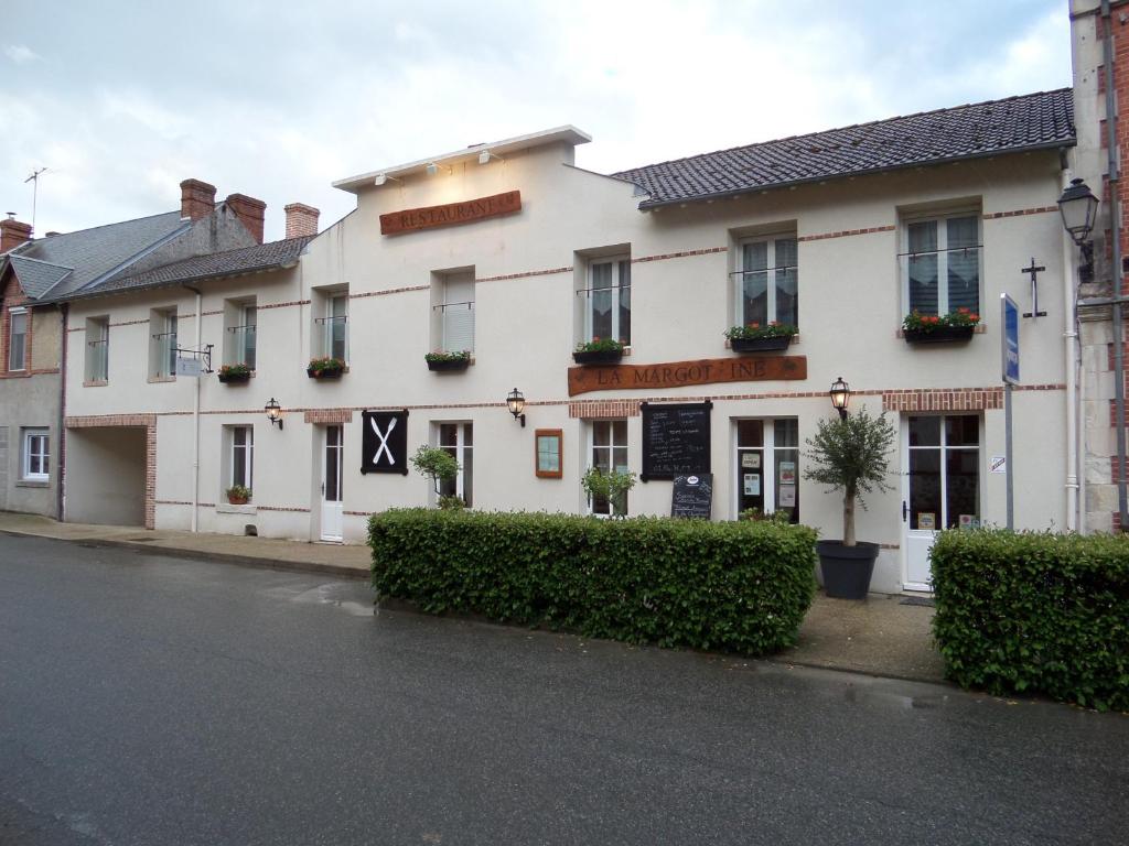un edificio blanco al lado de una calle en La Margot'ine, en Montrieux-en-Sologne
