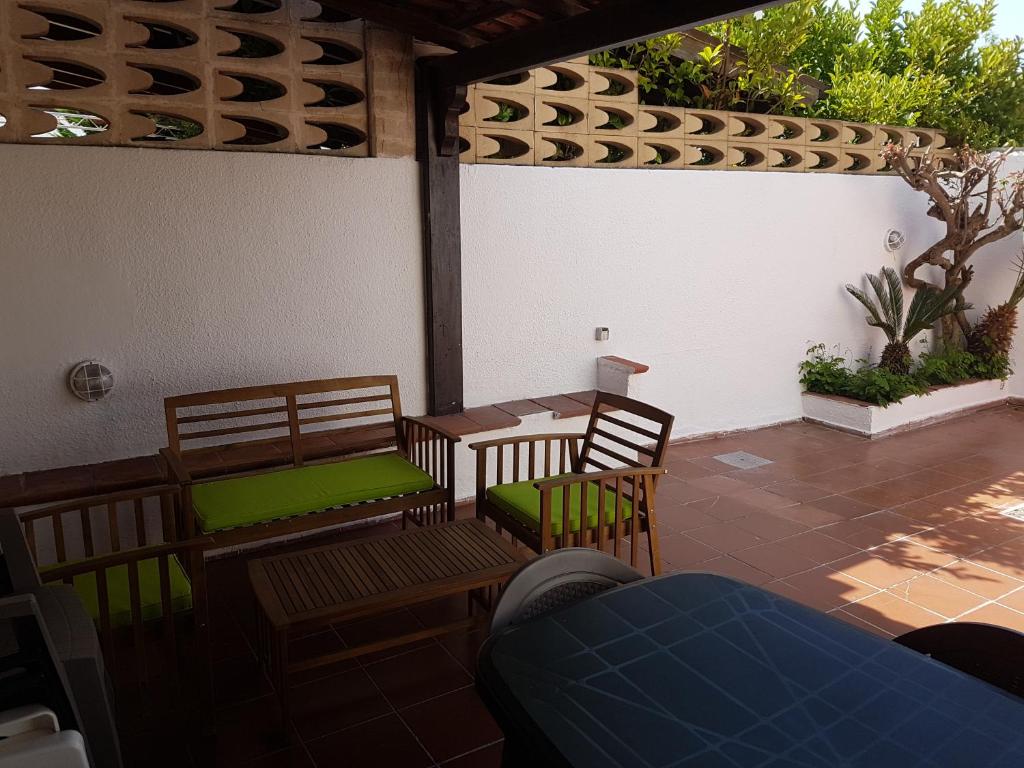 - un patio avec 2 chaises et une table dans l'établissement Villetta Negroni, à Gallipoli