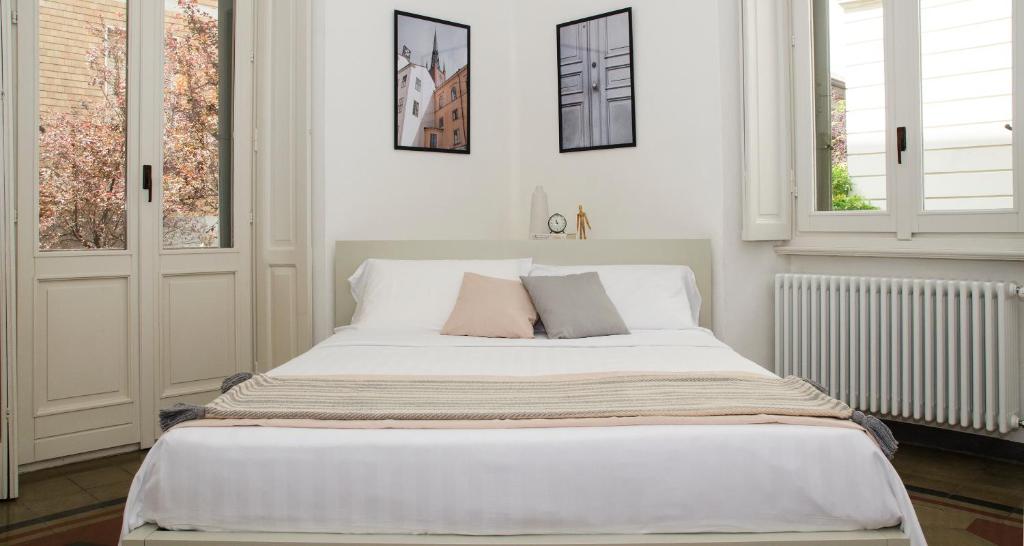 Zdjęcie z galerii obiektu JOIVY Splendid 3BR Apt with Parking and Terrace in Como w Como