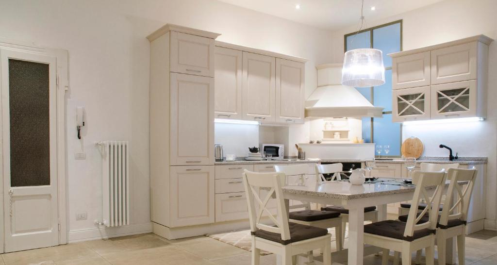 Zdjęcie z galerii obiektu JOIVY Splendid 3BR Apt with Parking and Terrace in Como w Como