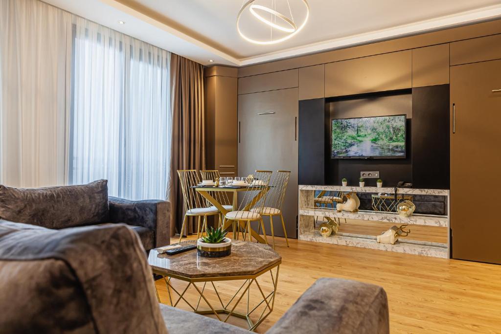 salon z kanapą i stołem w obiekcie Norah Suites Hotel İstanbul w Stambule
