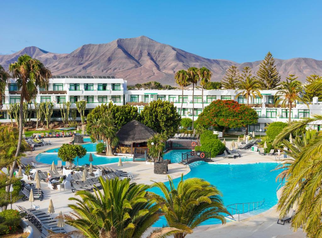 una vista aérea del complejo con montañas en el fondo en H10 Lanzarote Princess, en Playa Blanca