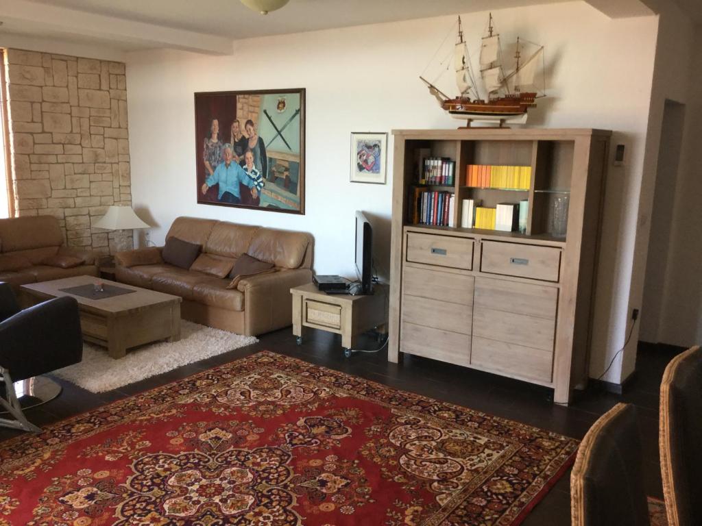uma sala de estar com um sofá e uma estante de livros em Luxus-Apartment Brioniblick em Fažana