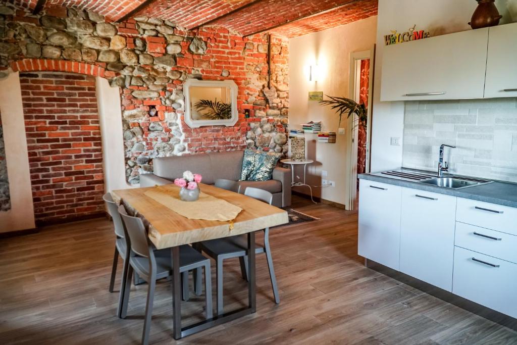 eine Küche und ein Esszimmer mit Ziegelwand in der Unterkunft Ca' Ninota in Pianfei