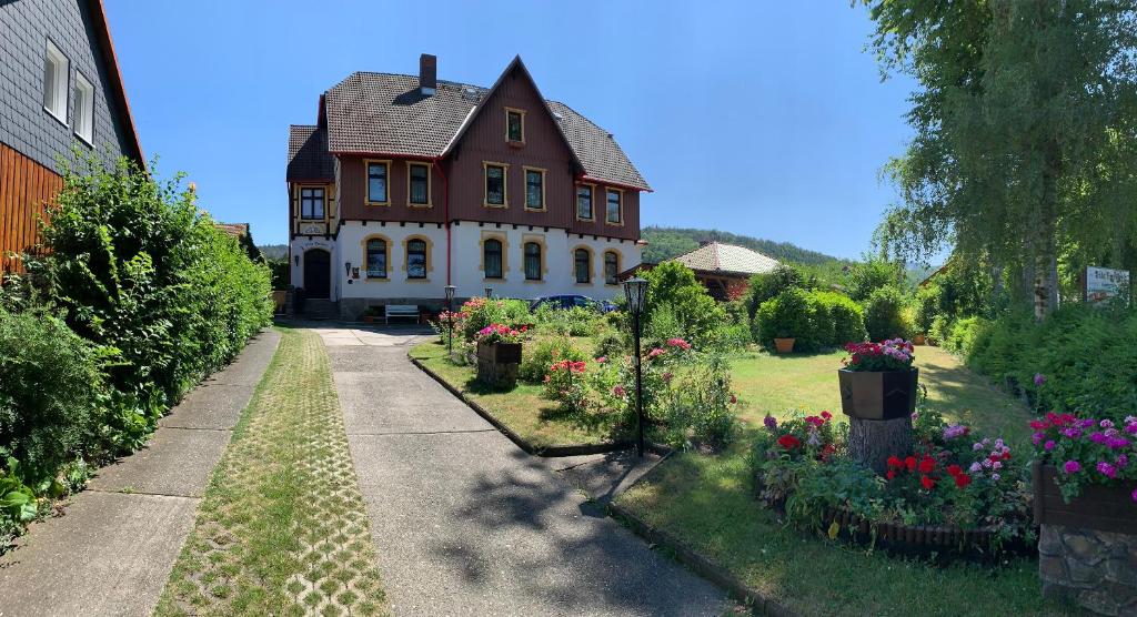 ein großes Haus mit Blumen davor in der Unterkunft Villa Borchert in Wernigerode