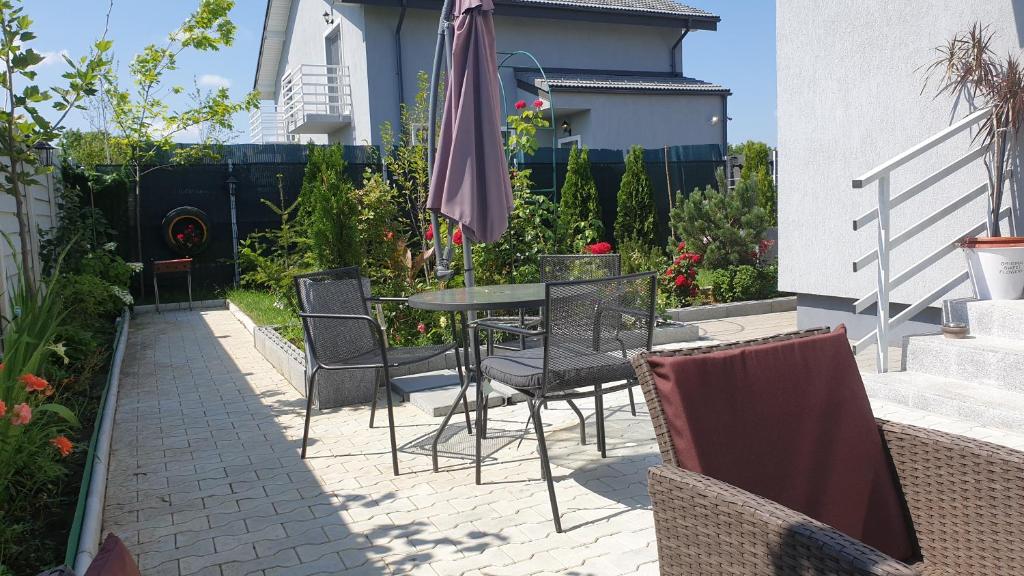 Balkón nebo terasa v ubytování VillaGrey Tunari