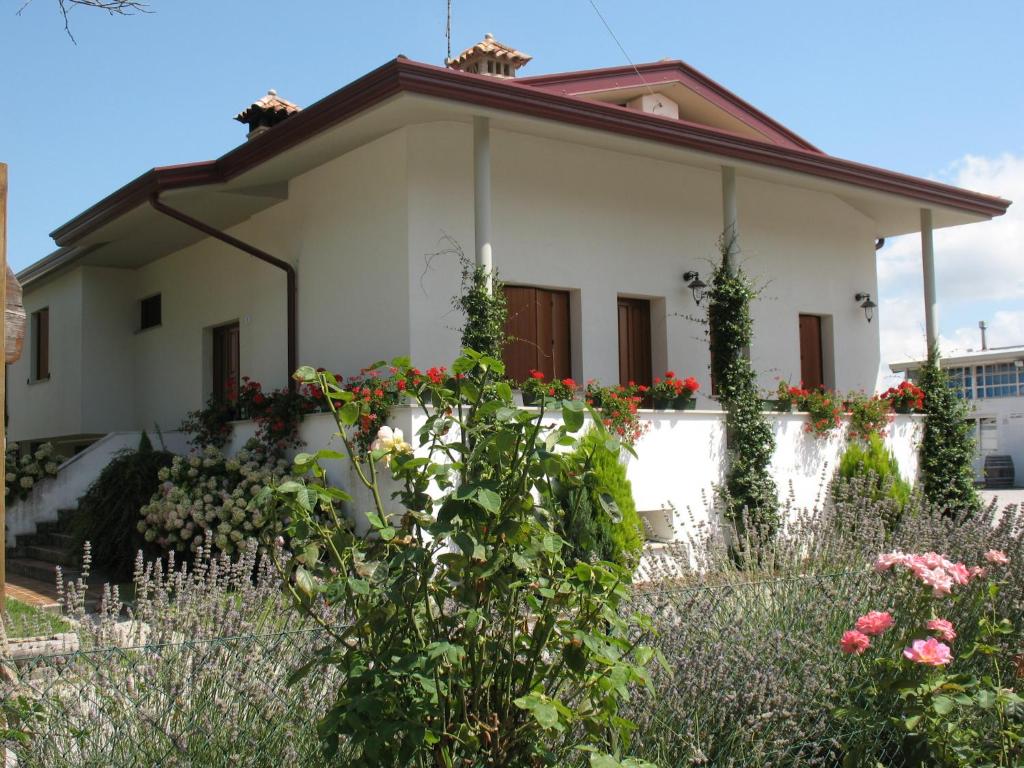 a house with a garden in front of it at Agriturismo Ballaminut in Terzo dʼ Aquiléia