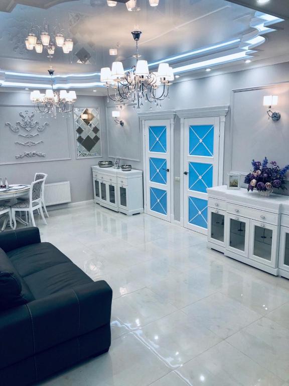 sala de estar amplia con sofá y mesa en White apartments in Arcadia en Odesa