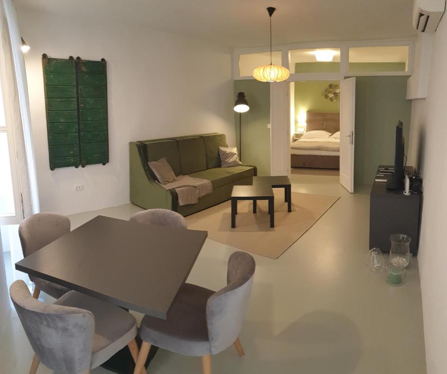 - un salon avec une table, des chaises et un canapé dans l'établissement Apartment Adriatico Eterno 1, à Rovinj
