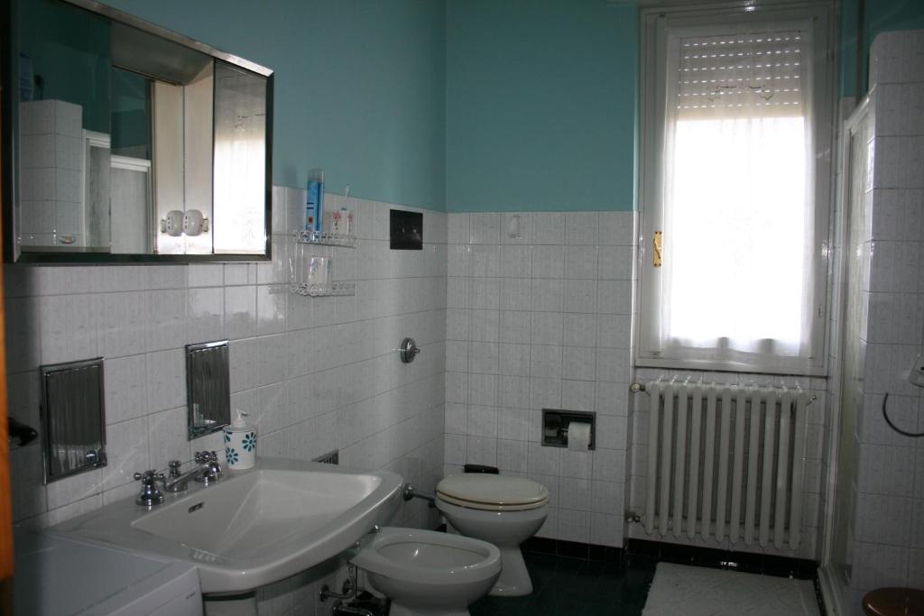 W łazience znajduje się umywalka, toaleta i umywalka. w obiekcie B&B Il Glicine w mieście bedizzol