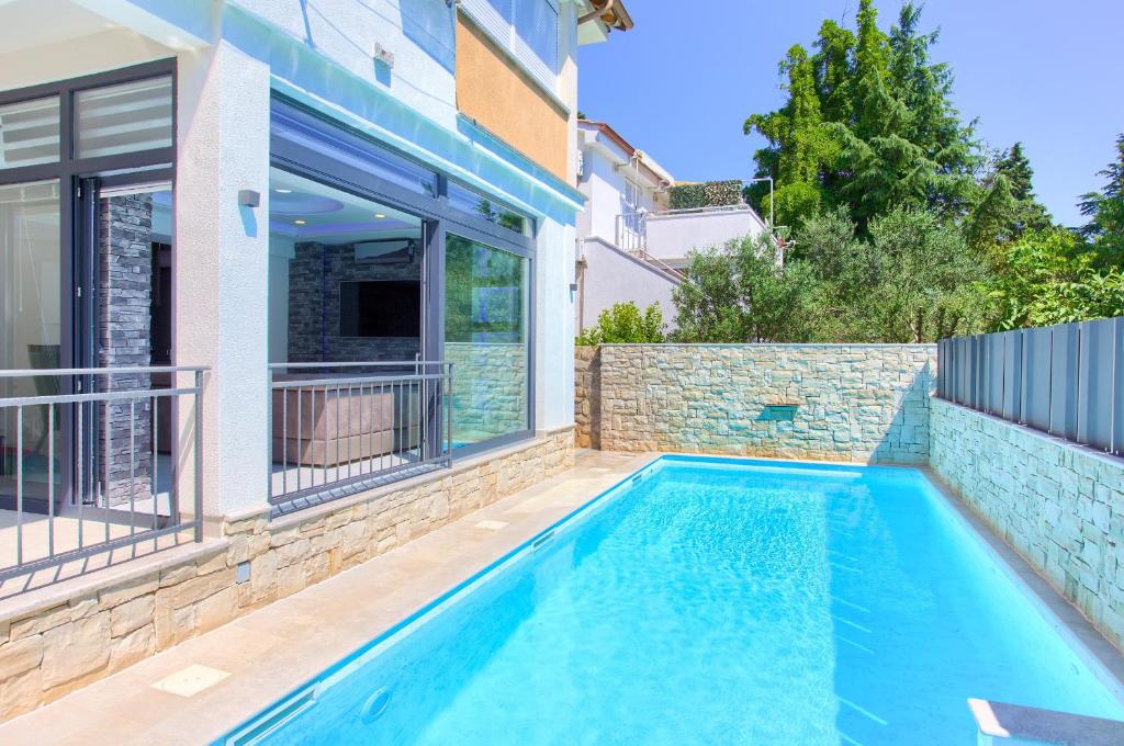 Bazén v ubytovaní Luxury VALL Apartment alebo v jeho blízkosti