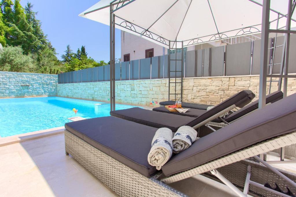 Bazén v ubytovaní Luxury VALL Apartment alebo v jeho blízkosti