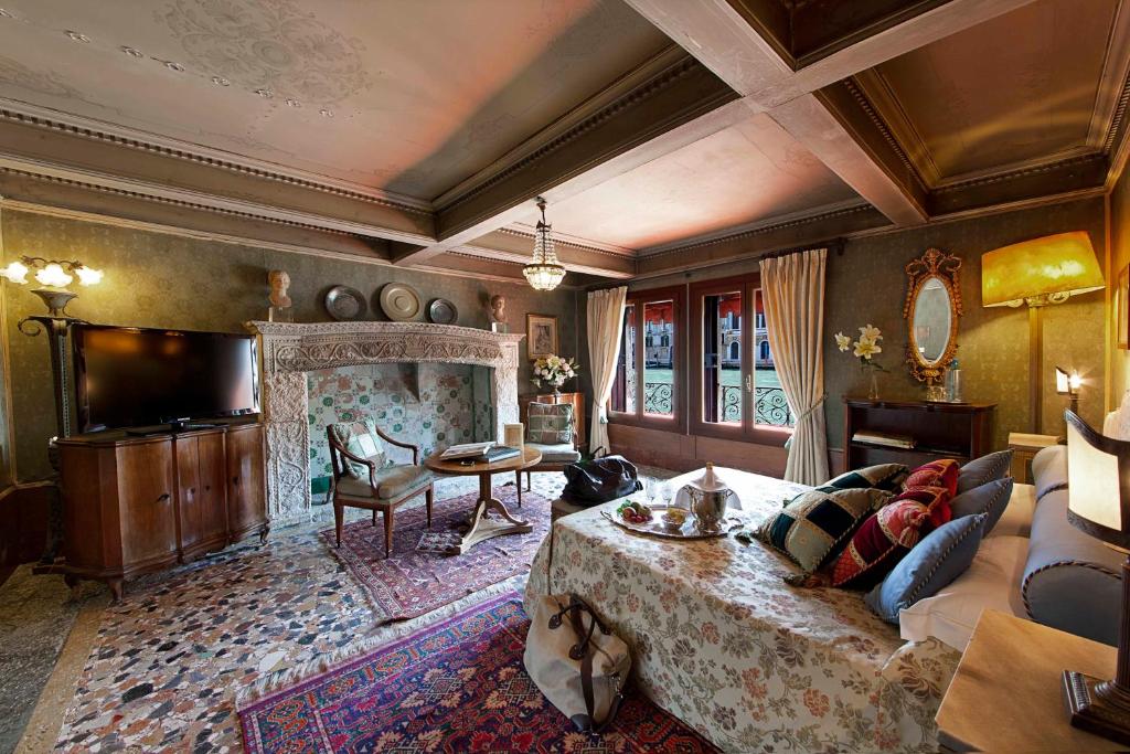 a living room with a couch and a tv at Palazzetto Pisani Grand Canal in Venice