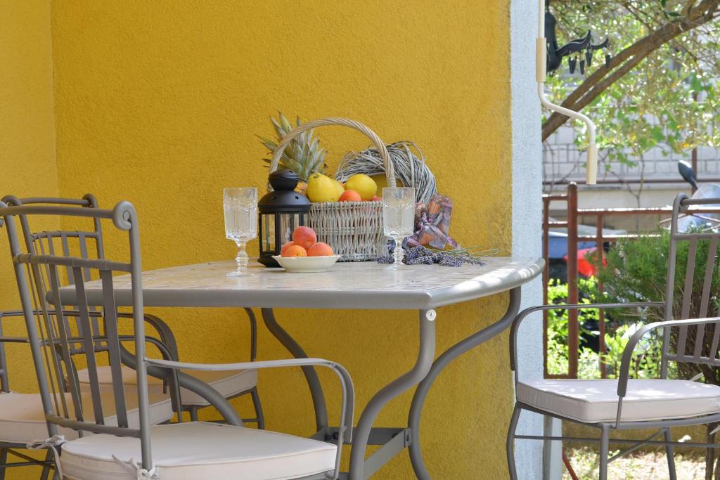 einen Tisch mit einem Obstkorb darauf in der Unterkunft Bora bora Apartment in Kaštela