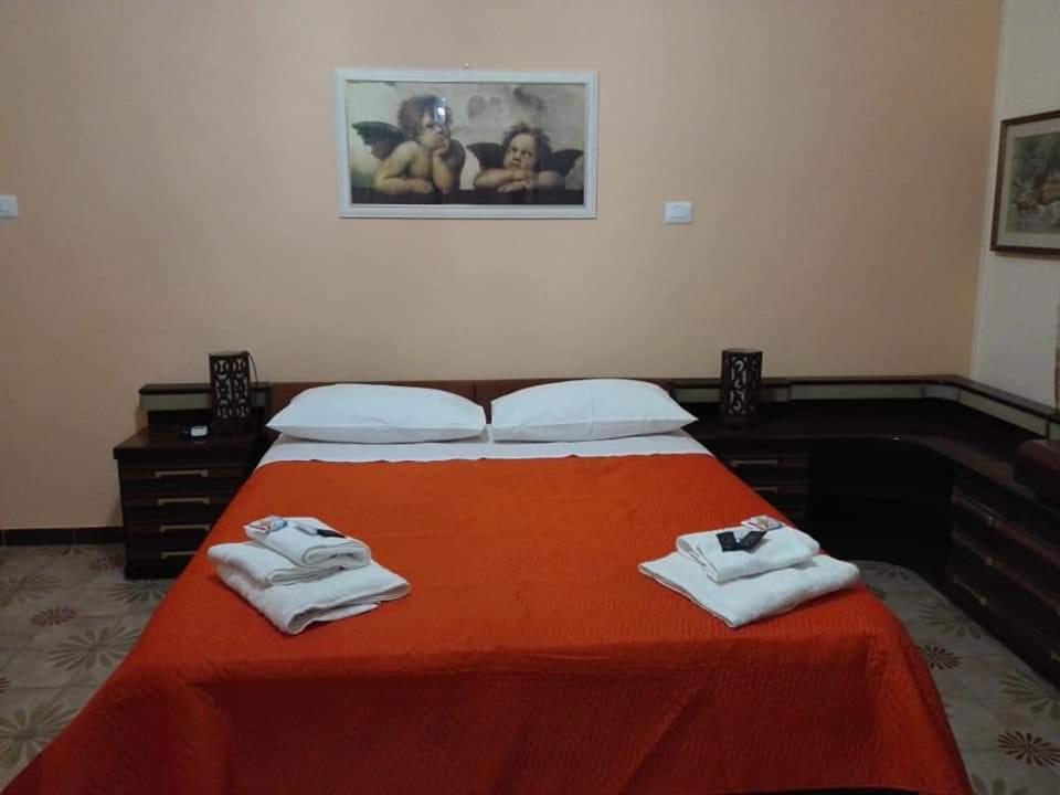 ein Schlafzimmer mit einem Bett mit zwei Handtüchern darauf in der Unterkunft B&B Da Nonna Rita in Bagnara Calabra