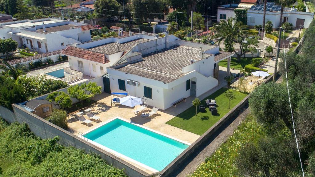 een luchtzicht op een huis met een zwembad bij Villa Chiaraluna by BarbarHouse in Novoli
