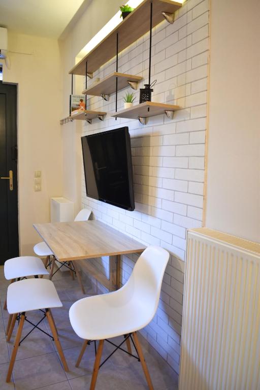 A television and/or entertainment centre at Martha's Apartment