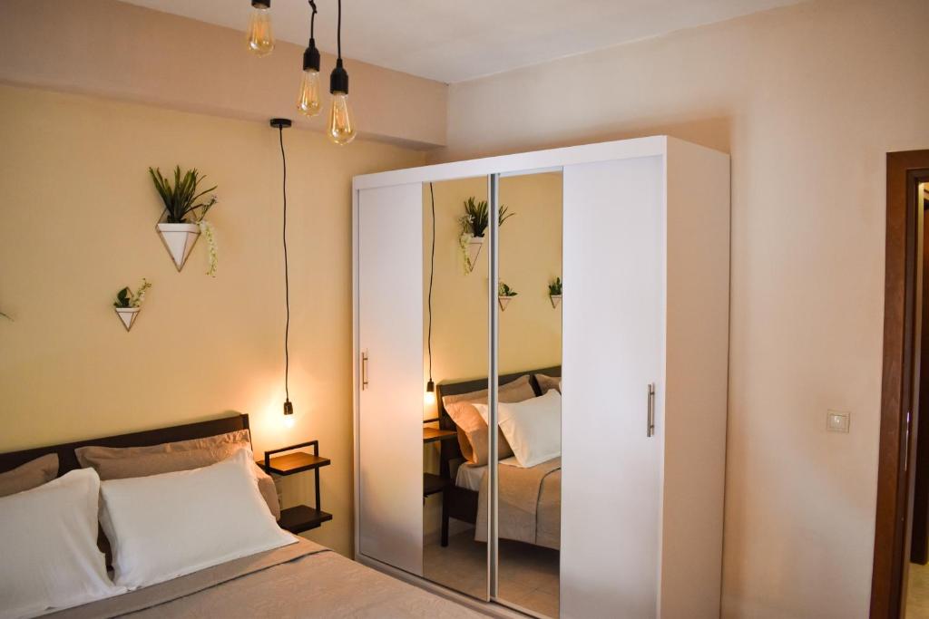 A bed or beds in a room at Martha's Apartment