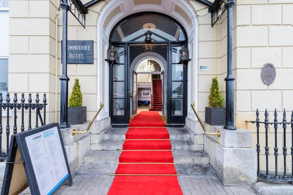 una alfombra roja llega a la parte delantera de un edificio en Commodore Hotel, en Cobh