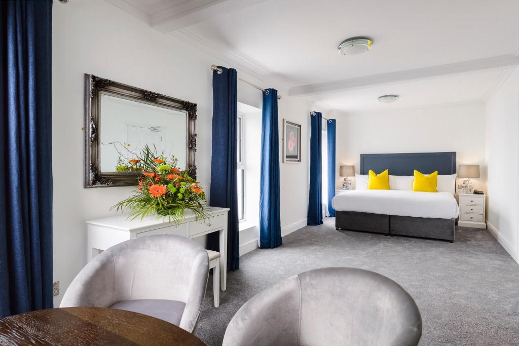Ένα ή περισσότερα κρεβάτια σε δωμάτιο στο Commodore Hotel