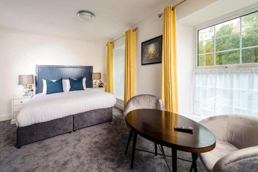 Ένα ή περισσότερα κρεβάτια σε δωμάτιο στο Commodore Hotel