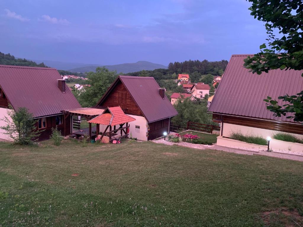 an aerial view of a house with a yard at Guesthouse Stefanac in Otočac