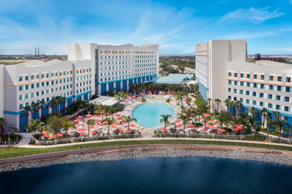 een luchtzicht op een resort met een zwembad en gebouwen bij Universal's Endless Summer Resort - Surfside Inn and Suites in Orlando