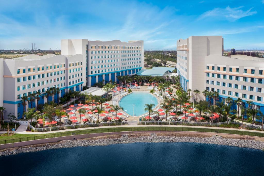 eine Luftansicht eines Resorts mit Pool und Gebäuden in der Unterkunft Universal's Endless Summer Resort - Surfside Inn and Suites in Orlando