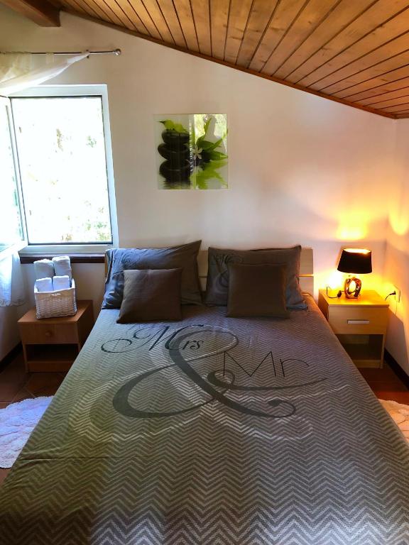 una camera da letto con un cartello sopra di Apartment Boreas a Strunjan