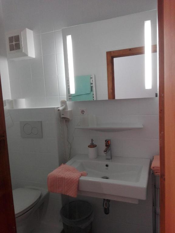 Koupelna v ubytování Familiengasthof Zirmhof