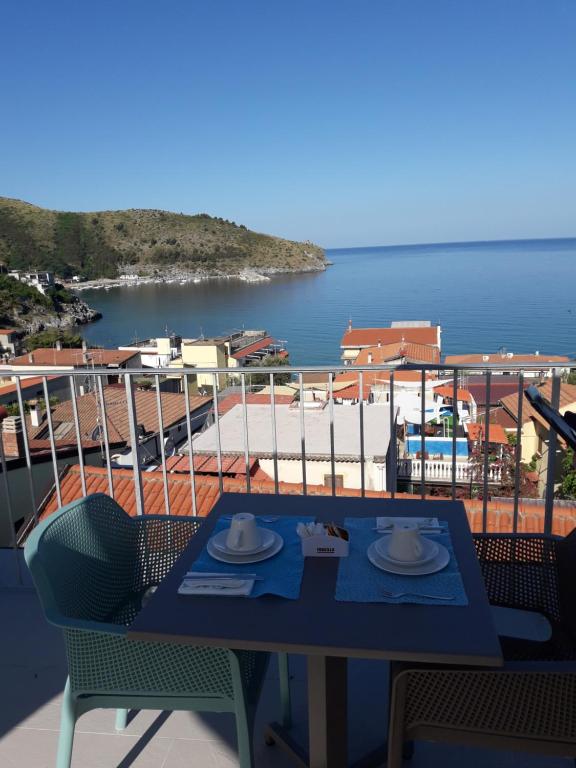 een tafel op een balkon met uitzicht op het water bij B&B degli Aranci in Palinuro