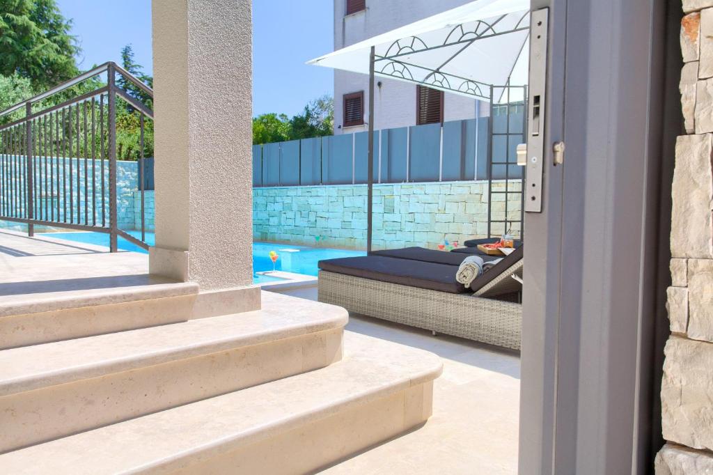 Bazén v ubytovaní Luxury VALL Apartment alebo v jeho blízkosti