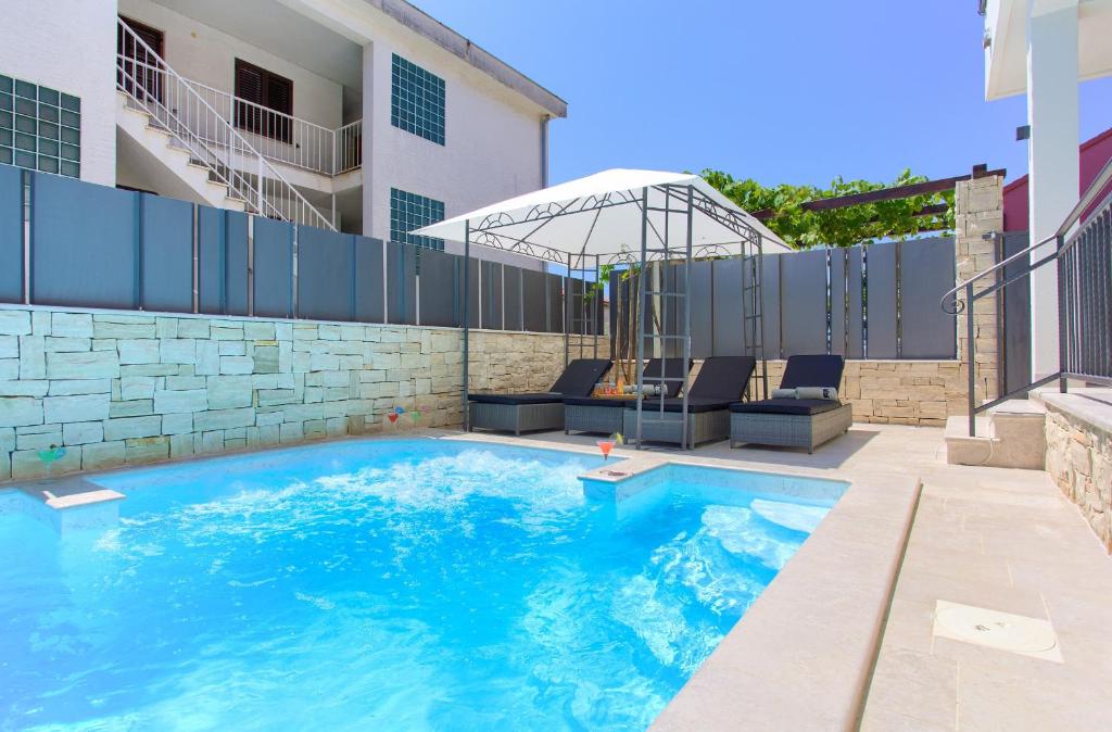 Bazén v ubytovaní Luxury VALL Apartment alebo v jeho blízkosti