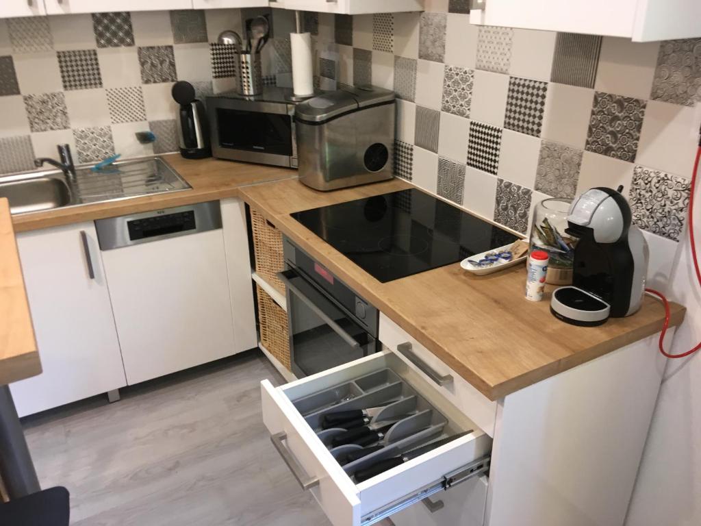 Kuchyň nebo kuchyňský kout v ubytování Modern Apartman Deluxe