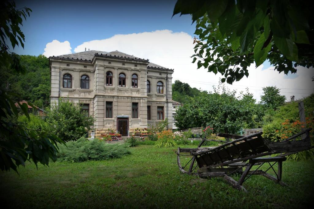 Rogljevo的住宿－Country house Dunjin Konak，一座古老的建筑,前面设有长凳
