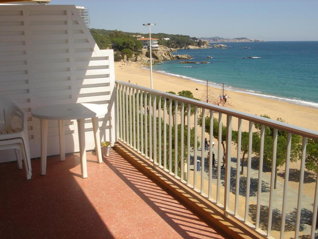 a balcony with a view of the beach at Alexandra B-4 in Platja d'Aro