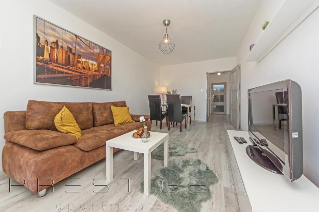 Televízia a/alebo spoločenská miestnosť v ubytovaní Reagan Park Apartament