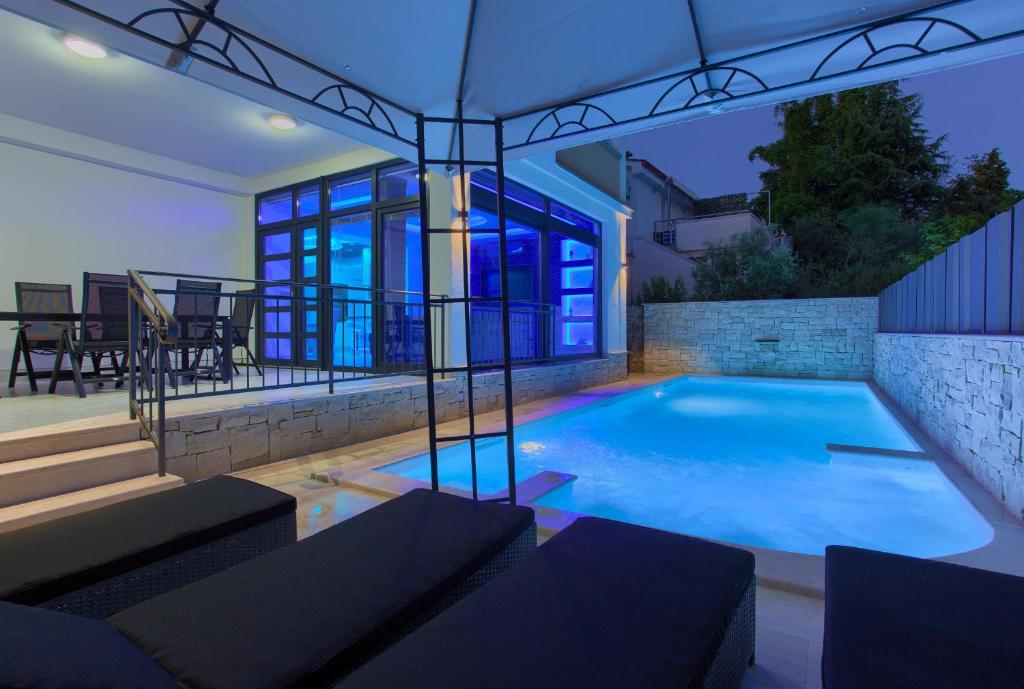Bazén v ubytovaní Luxury VALL Apartment alebo v jeho blízkosti