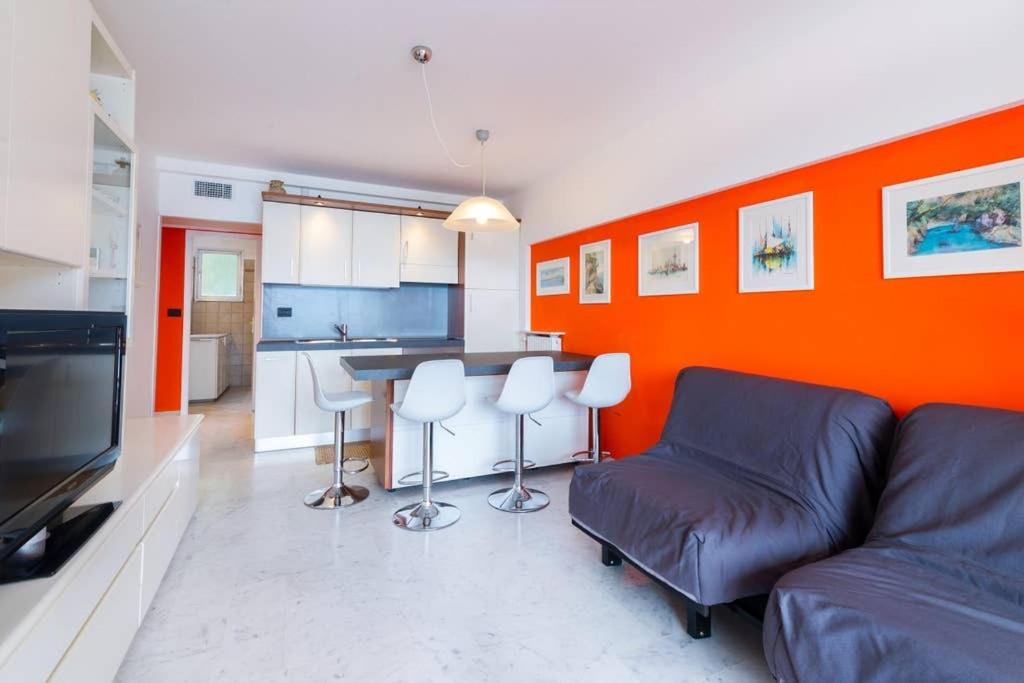 a living room with a couch and a kitchen at Terrazza Vista Mare, Parcheggio, Aria condizionata in Roquebrune-Cap-Martin