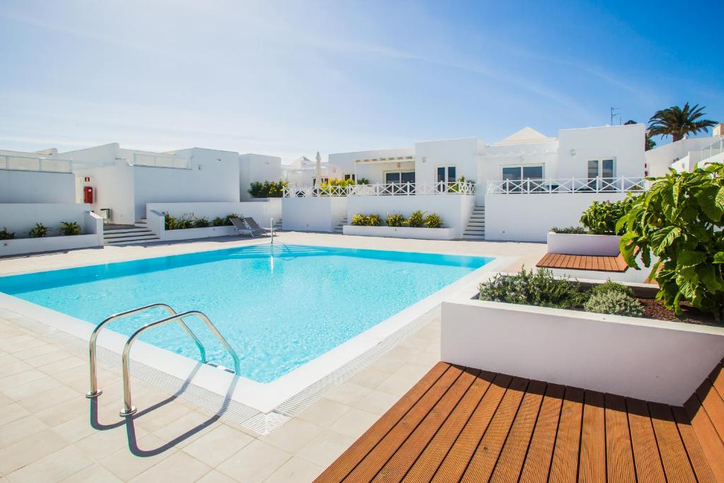 Bazén v ubytování Flower Beach Suite 15 nebo v jeho okolí