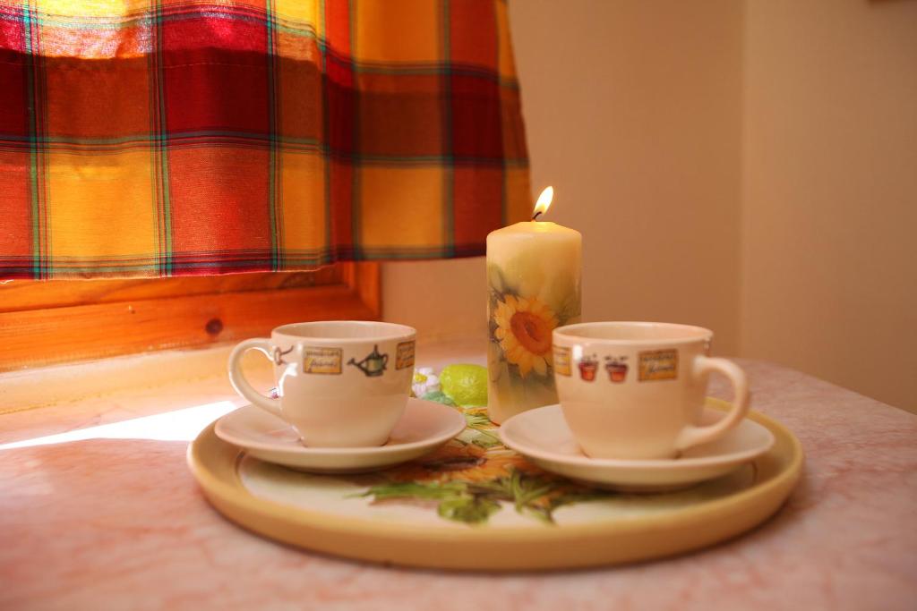 due tazze da tè e una candela sul tavolo di Irene a Stafylos