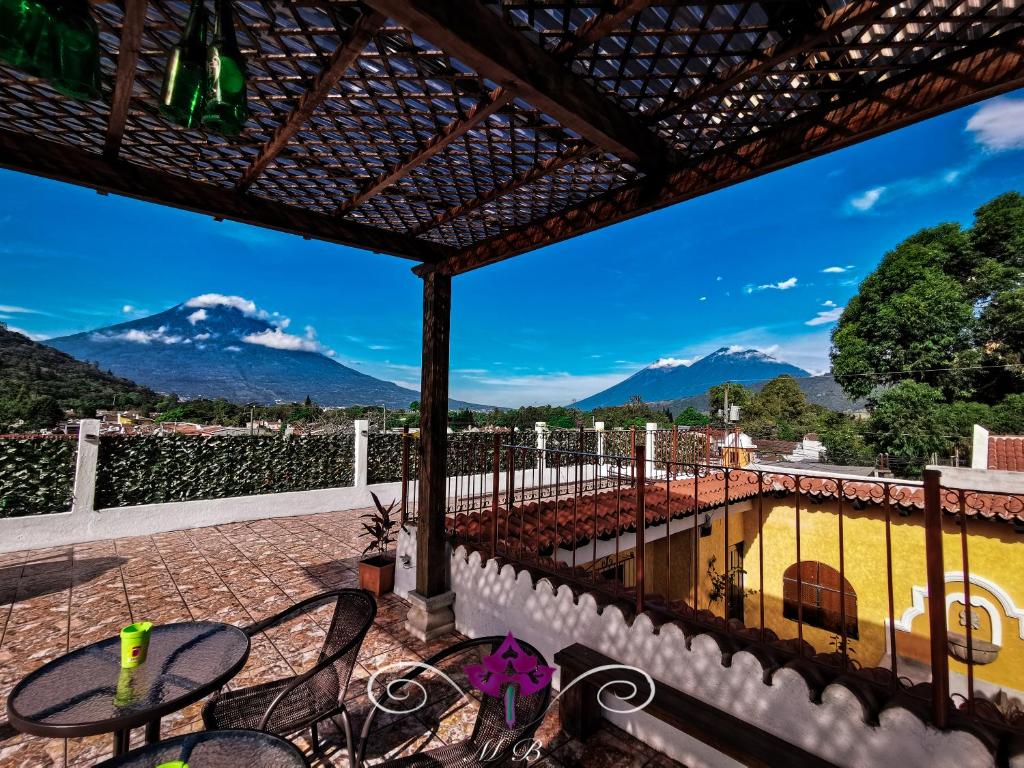 uma vista do pátio de uma casa com montanhas ao fundo em Maison Bougainvillea em Antigua Guatemala