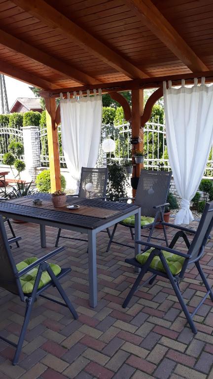 A balcony or terrace at Fáraó vendégház