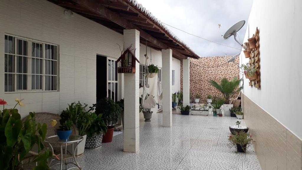 dziedziniec z doniczkami w budynku w obiekcie CASA DE TEMPORADA MEL w mieście Piranhas
