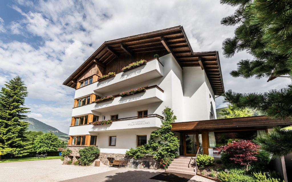 オルティゼーイにあるB&amp;B Villa Angelinoの木造屋根の白い建物