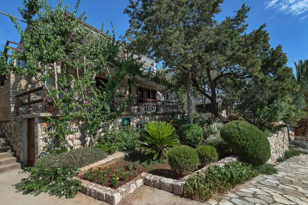 Vonkajšia záhrada v ubytovaní Villa Ruža