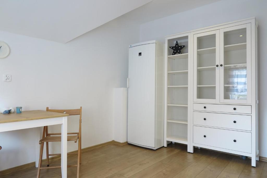 a room with a white cabinet and a desk at Pokoje na Falistej in Mechelinki