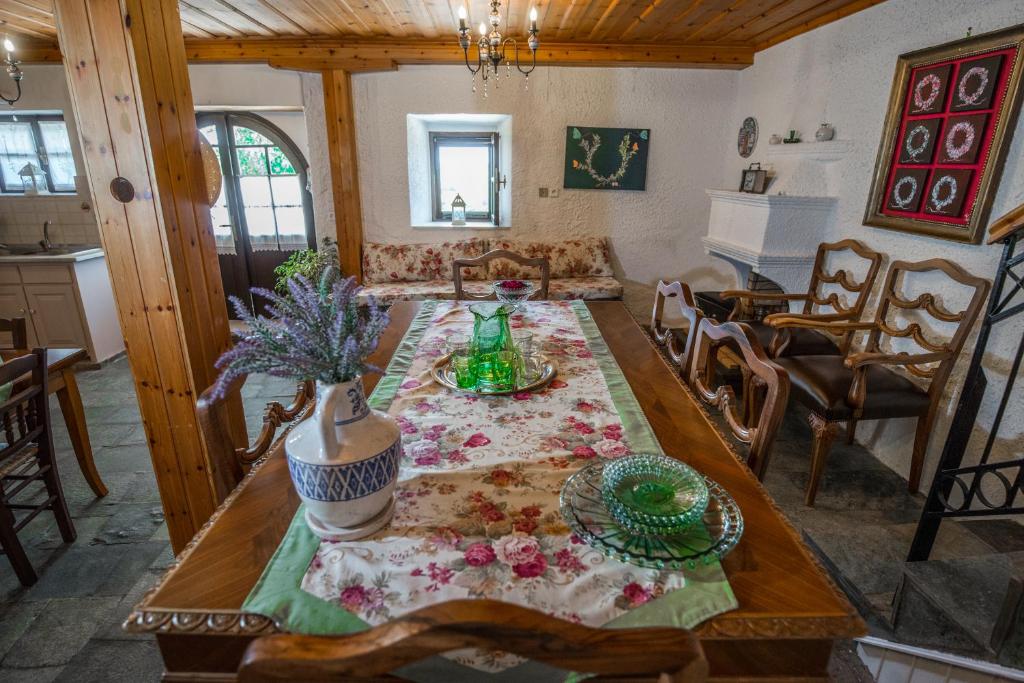 - une salle à manger avec une table et des fleurs dans l'établissement Villa Livas, à Kávallos